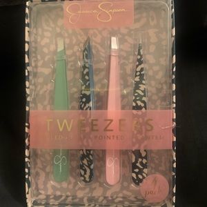 Jessica Simpson tweezer set